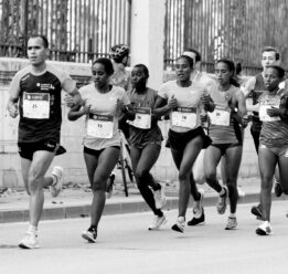 Fréquence cardiaque en marathon : un indicateur fiable ou trompeur ?
